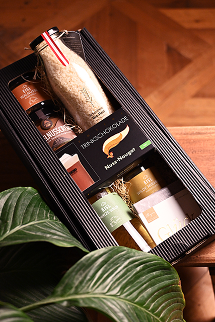 Geschenkbox mit EISL-Produkten und Trinkschokolade