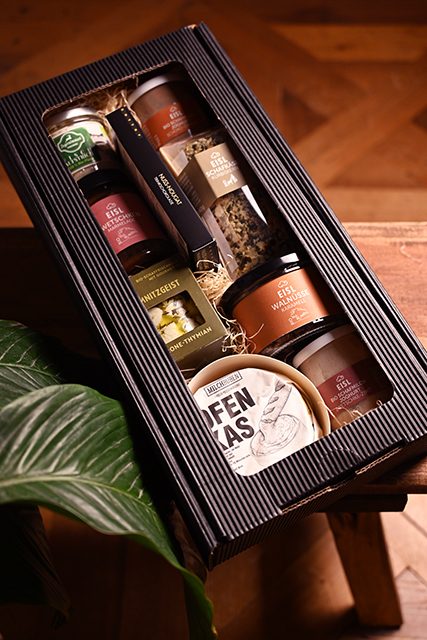 Geschenkbox mit EISL Bio-Produkten auf Holztisch